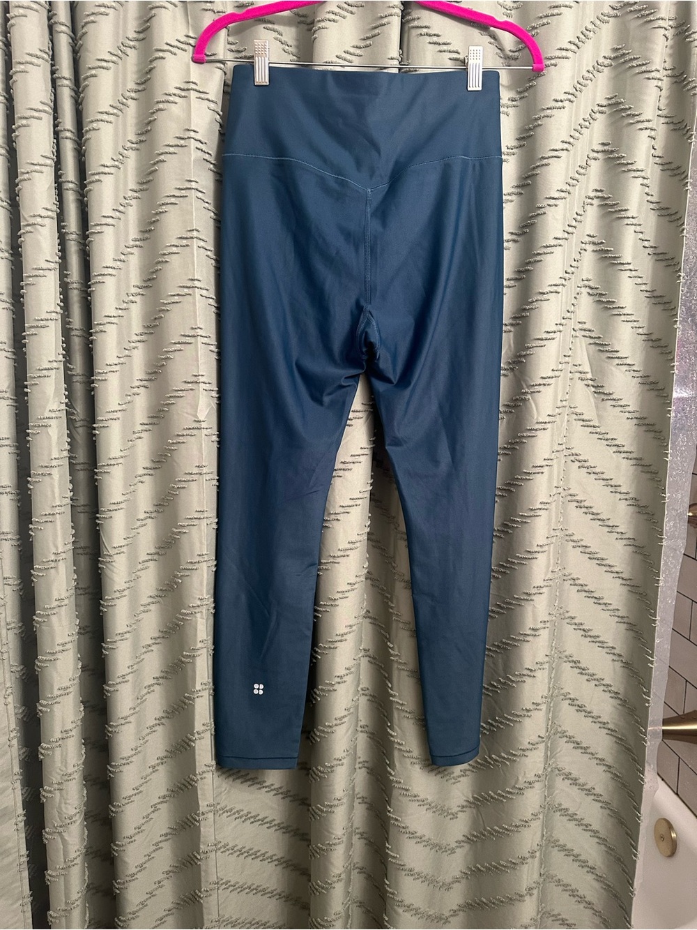 sweaty betty leggings. Condition is Pre-owned. 
Sweaty Betty 7/8 length 
Size m - Picture 6 of 7